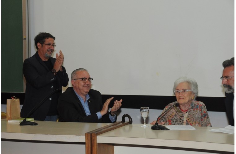 O Prof. Julio Diniz, o Reitor Prof. Pe. Josafá S.J. e a Profa. Cleonice Bernardinelli durante a homenagem à Dona Cléo e lançamento do DVD O vento lá fora, no Auditório do RDC. 01/12/2014. Fotógrafo Antônio Albuquerque. Acervo Núcleo de Memória.