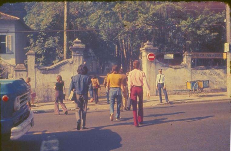 Entrada pela rua Marquês de São Vicente. c. 1975. Fotógrafo desconhecido. Acervo da Reitoria.