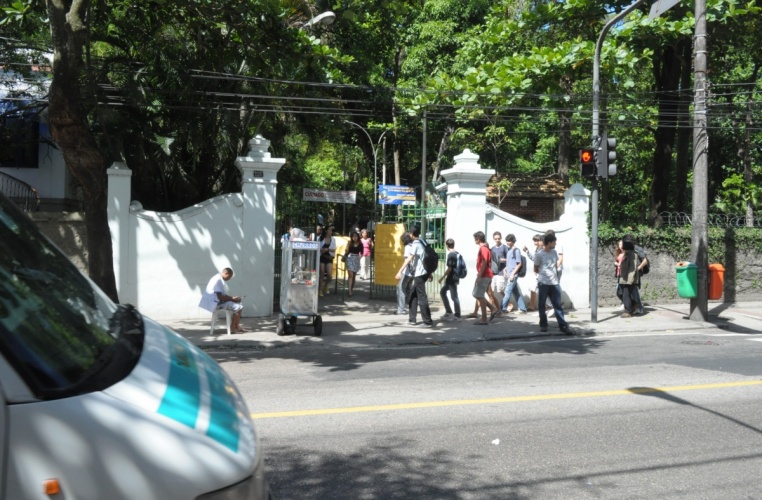 Entrada pela rua Marquês de São Vicente. 2012. Fotógrafo Antônio Albuquerque. Acervo do Núcleo de Memória. 