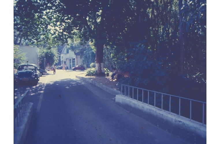 Ponte de acesso dos carros ao IAG e ao antigo ginásio esportivo. c. 1980. Fotógrafo desconhecido.  Acervo Núcleo de Memória.