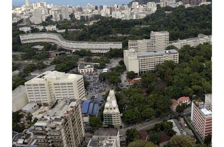 A partir da esquerda, o Edifício Pe. Laércio S.J., Ginásio Esportivo, estacionamento principal, Minhocão e edifícios Leme e da Amizade. 2010. Fotógrafo Nilo Lima. Acervo Núcleo de Memória.