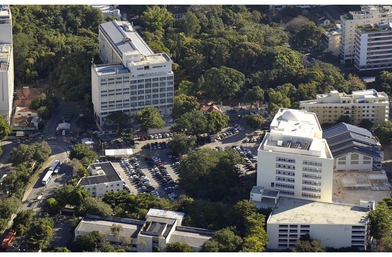 Vista aérea do campus Gávea, com o estacionamento, o Edifício da Amizade, o Edifício Padre Laércio Dias de Moura e o Ginásio Poliesportivo. 2010. Fotógrafo Nilo Lima. Acervo Núcleo de Memória.