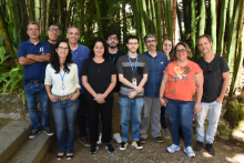 O Coordenador Central de Educação a Distância, Prof. Gustavo Robichez de Carvalho, e equipe. Fotógrafo Antônio Albuquerque. Acervo Núcleo de Memória.