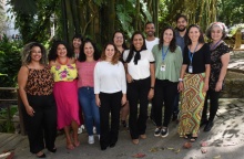 A Coordenadora Central de Extensão, Profa. Adriana Vidal de Oliveira, e equipe. Fotógrafo Antônio Albuquerque. Acervo Núcleo de Memória.