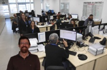 O Coordenador Central de Projetos Patrocinados, Prof. Luiz Alencar Reis da Silva Mello, e equipe. Fotógrafo Antônio Albuquerque. Acervo Núcleo de Memória.