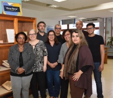 A Diretora da Divisão de Bibliotecas e Documentação, Ana Maria Gomes Ribeiro, e equipe. Fotógrafo Antônio Albuquerque. Acervo Núcleo de Memória.