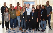 O Gerente da Prefeitura do Campus Gávea, Antonio Fernando Monteiro Dias, e equipe. Fotógrafo Antônio Albuquerque. Acervo Núcleo de Memória.