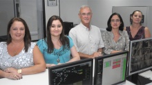 O Diretor do Rio Datacentro, Prof. José Raimundo Lopes Oliveira, e equipe. Fotógrafo Antônio Albuquerque. Acervo Núcleo de Memória.