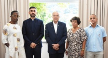 O Reitor Prof. Pe. Josafá Carlos de Siqueira S.J. e o Vice-Reitor Prof. Pe. Anderson Antonio Pedroso S.J., com Jussara Maria Gonçalves de Oliveira, Ivone de Figueiredo Santos e Pedro Luiz Soares Ferreira. Fotógrafo Antônio Albuquerque. Acervo Núcleo de Memória.