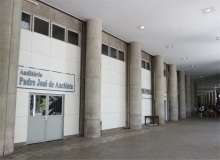 Entrada do Auditório Padre José de Anchieta, no térreo do Edifício Cardeal Leme. Fotógrafo Antônio Albuquerque. Acervo do Núcleo de Memória.