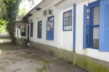 Lateral da casa XXI, onde está a entrada para o Laboratório de Tecnologia Mineral. Fotógrafo Antônio Albuquerque. Acervo do Núcleo de Memória.