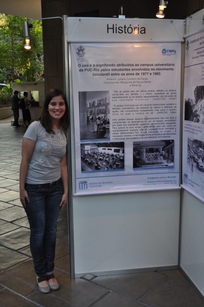 Juliana e seu poster, apresentado no PIBIC. 2010. Fotógrafo Antônio Albuquerque.