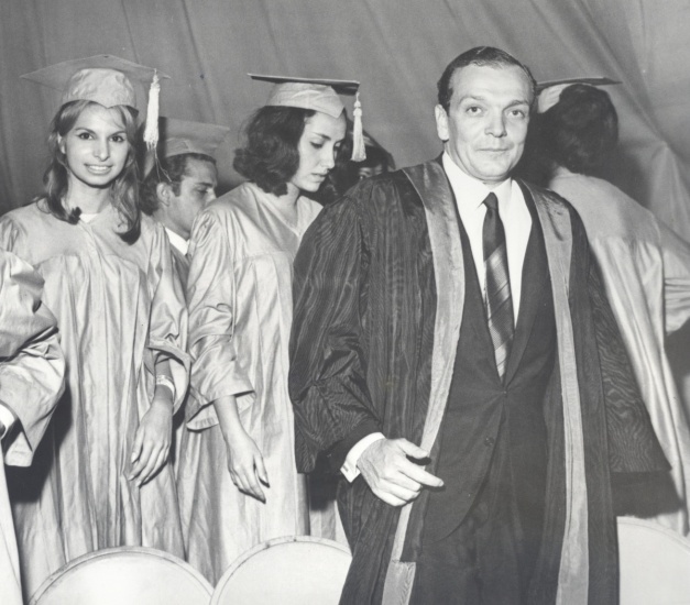 Alberto Dines na formatura de uma turma de Jornalismo da PUC-Rio, em 1965.