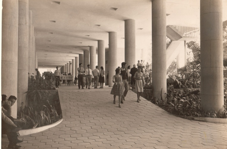 Alunos e professores nos pilotis do Edifício Cardeal Leme. c. 1960. Fotógrafo desconhecido. Acervo da Vice-Reitoria de Desenvolvimento.