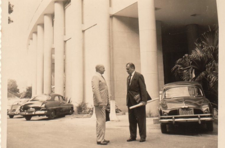 Edifício Cardeal Leme com carros estacionados em frente ao Bloco C. c. 1965. Fotógrafo desconhecido. Acervo da Vice-Reitoria de Desenvolvimento.