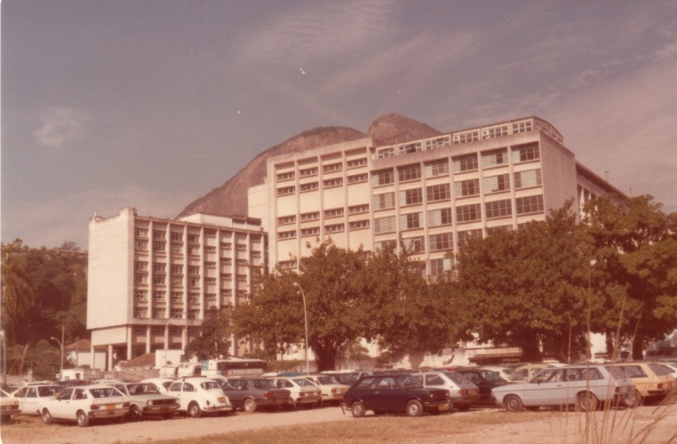 Vista a partir do estacionamento para o Edifício Cardeal Leme e a Ala Frings do Edifício da Amizade. 1985. Fotógrafo Antônio Albuquerque. Acervo da Vice-Reitoria de Desenvolvimento.