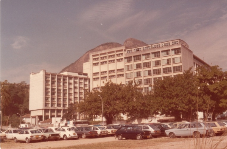 Vista a partir do estacionamento para o Edifício Cardeal Leme e a Ala Frings do Edifício da Amizade. 1985. Fotógrafo Antônio Albuquerque. Acervo da Vice-Reitoria de Desenvolvimento. Vista a partir do estacionamento para o Edifício Cardeal Leme e a Ala Frings do Edifício da Amizade. 1985. Fotógrafo Antônio Albuquerque. Acervo da Vice-Reitoria de Desenvolvimento.