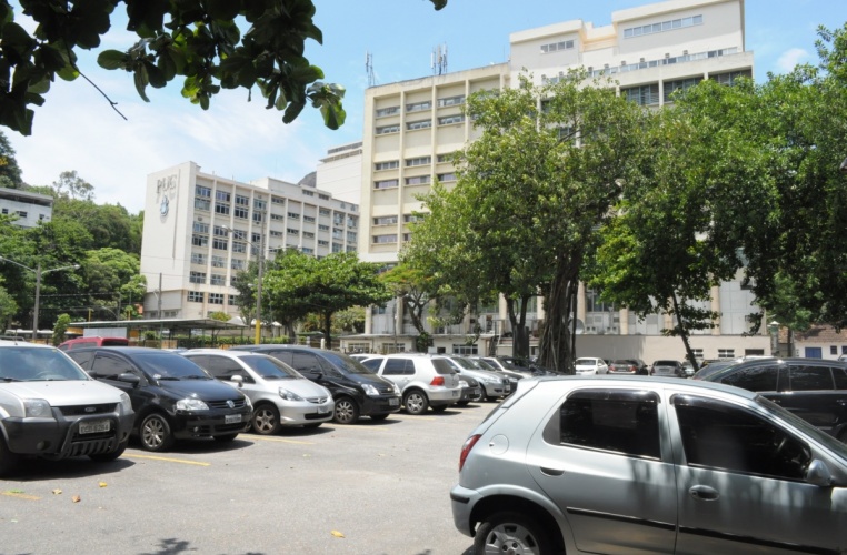 Vista a partir do estacionamento para o Edifício Cardeal Leme e a Ala Frings do Edifício da Amizade. 2012. Fotógrafo Antônio Albuquerque. Acervo do Núcleo de Memória.