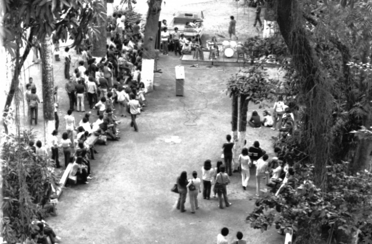 Alunos participam de sarau na Praça da Alegria, nos fundos da Ala Kennedy. 1979. Fotógrafo Alfredo Jefferson. Acervo do prof. Alfredo Jefferson.