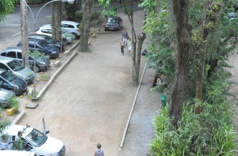 Estacionamento nos fundos da Ala Kennedy. 2012. Fotógrafo Antônio Albuquerque. Acervo do Núcleo de Memória.