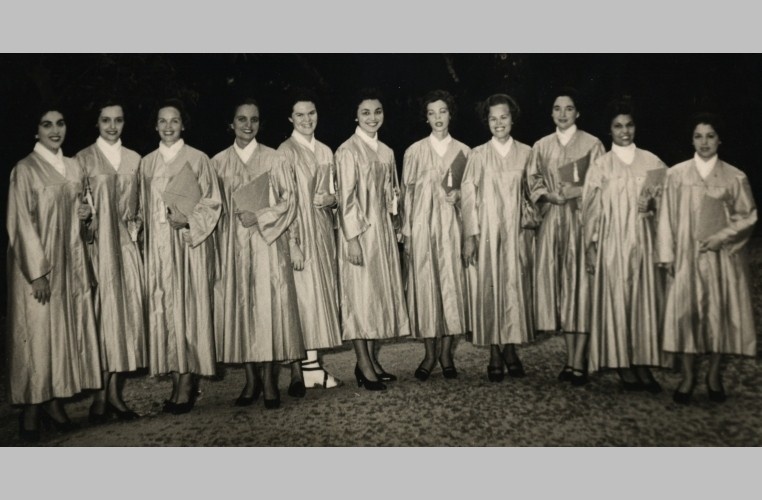 Foto de formatura de turma do curso de Letras Anglo Germânicas. 1958. Fotógrafo desconhecido. Acervo Núcleo de Memória.