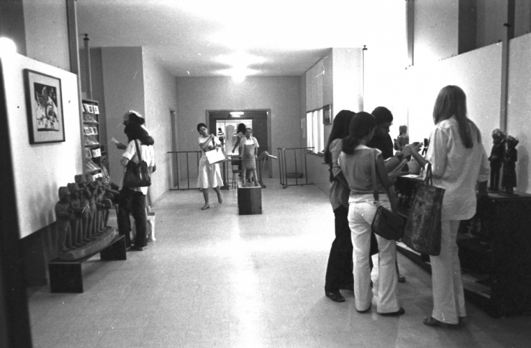Exposição de Literatura de Cordel e de artesanato no hall de entrada da Biblioteca Central. 1978. Fotógrafo Antônio Albuquerque. Acervo do Núcleo de Memória.