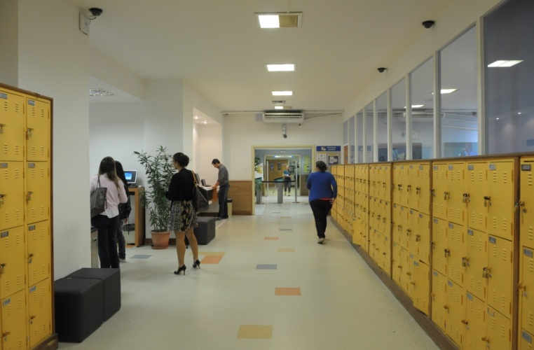 Hall de entrada da Biblioteca Central. 2013. Fotógrafo Antônio Albuquerque. Acervo do Núcleo de Memória. Hall de entrada da Biblioteca Central. 2013. Fotógrafo Antônio Albuquerque. Acervo do Núcleo de Memória.