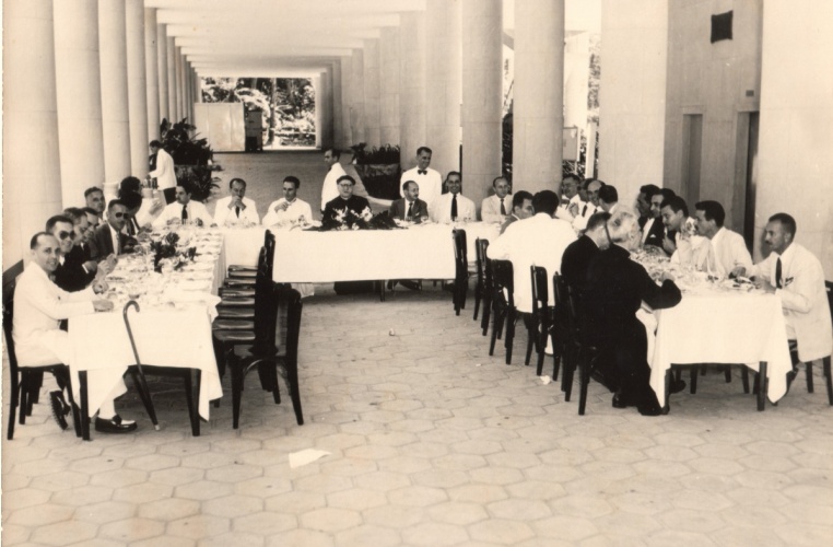 Almoço do Dia do Reitor nos pilotis do Edifício Cardeal Leme, Bloco B. c. 1970. Fotógrafo desconhecido. Acervo da Vice-Reitoria de Desenvolvimento.