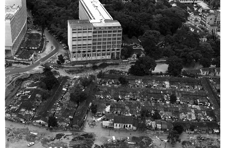 Vista aérea do Parque Proletário da Gávea, com o Edifício Cardeal Leme à esquerda e o Edifício da Amizade à direita. O Parque Proletário foi removido pouco depois desta foto. 1974. Fotógrafo desconhecido. Acervo Jornal O Globo.