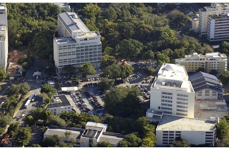 Vista aérea do campus Gávea, com o estacionamento, o Edifício da Amizade, o Edifício Padre Laércio Dias de Moura e o Ginásio Poliesportivo. 2010. Fotógrafo Nilo Lima. Acervo Núcleo de Memória. Vista aérea do campus Gávea, com o estacionamento, o Edifício da Amizade, o Edifício Padre Laércio Dias de Moura e o Ginásio Poliesportivo. 2010. Fotógrafo Nilo Lima. Acervo Núcleo de Memória.