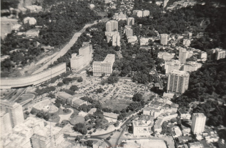 Vista aérea da PUC-Rio. Estão visíveis o Túnel Acústico da Auto-Estrada Lagoa-Barra, o Conjunto Habitacional Marquês de São Vicente (Minhocão), o Planetário da Gávea e o Circo Esperança. c. 1980. Fotógrafo desconhecido. Acervo do Núcleo de Memória.