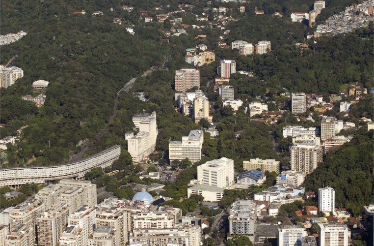 Vista aérea da PUC-Rio. Estão visíveis o Túnel Acústico da Auto-Estrada Lagoa-Barra, o Conjunto Habitacional Marquês de São Vicente (Minhocão), o Planetário da Gávea, o Instituto Gênesis, o prédio do Núcleo Regional de Competência em Petróleo e Gás, o Edifício Garagem e o Espaço Cultural e Esportivo Padre Ormindo Sodré Viveiros de Castro S.J.. 2010. Fotógrafo Nilo Lima. Acervo do Núcleo de Memória. Vista aérea da PUC-Rio. Estão visíveis o Túnel Acústico da Auto-Estrada Lagoa-Barra, o Conjunto Habitacional Marquês de São Vicente (Minhocão), o Planetário da Gávea, o Instituto Gênesis, o prédio do Núcleo Regional de Competência em Petróleo e Gás, o Edifício Garagem e o Espaço Cultural e Esportivo Padre Ormindo Sodré Viveiros de Castro S.J.. 2010. Fotógrafo Nilo Lima. Acervo do Núcleo de Memória.