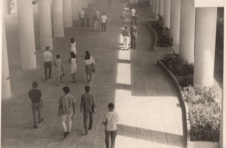 Alunos e professores caminham nos pilotis do Edifício da Amizade. 1967. Fotógrafo desconhecido. Acervo do Núcleo de Memória.