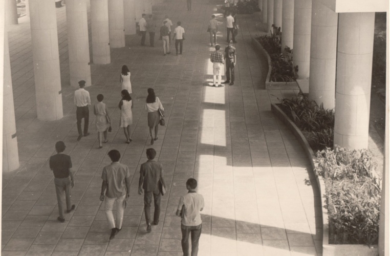 Alunos e professores caminham nos pilotis do Edifício da Amizade. 1967. Fotógrafo desconhecido. Acervo do Núcleo de Memória. Alunos e professores caminham nos pilotis do Edifício da Amizade. 1967. Fotógrafo desconhecido. Acervo do Núcleo de Memória.