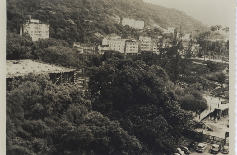 Construção do Edifício da Amizade e ao fundo, do lado direito, o Parque Proletário da Gávea. Vista a partir do Edifício Cardeal Leme. 1964. Fotógrafo desconhecido. Acervo do Núcleo de Memória.