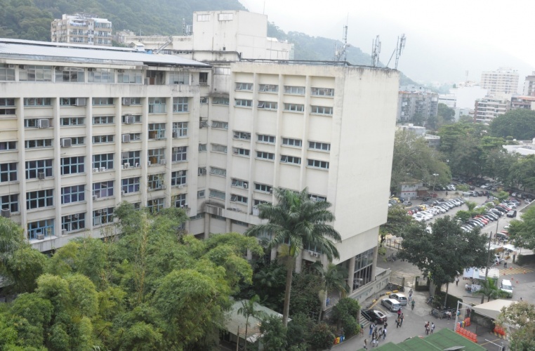 O Edifício da Amizade e ao fundo, do lado direito, o estacionamento principal do campus da Gávea. Vista a partir do Edifício Cardeal Leme. 2013. Fotógrafo Antônio Albuquerque. Acervo do Núcleo de Memória.