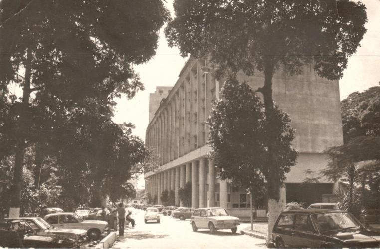 Vista do Edifício Cardeal Leme a partir de um ponto próximo ao RDC. 1980. Fotógrafo Antônio Albuquerque. Acervo do Núcleo de Memória.