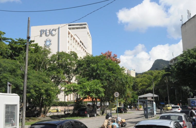 Acesso à PUC-Rio pela Avenida Padre Leonel Franca. À esquerda o Edifício Cardeal Leme. 2012. Fotógrafo Antônio Albuquerque. Acervo do Núcleo de Memória. 