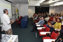 Apresentação do Prof. Fernando Galarce (DAU), no auditório do IAG. Fotógrafo Antônio Albuquerque.