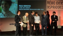 Paulo Orenstein recebe o prêmio ao lado de Roberto Civita. Fonte: divulgação do prêmio.