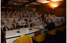 O Reitor Pe. Josafá S.J., na abertura da Assembleia Universitária realizada no auditório do RDC. Fotógrafo Antônio Albuquerque. Acervo Núcleo de Memória.