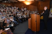 Apresentação do Reitor Pe. Josafá S.J., no auditório do RDC. Fotógrafo Antônio Albuquerque.