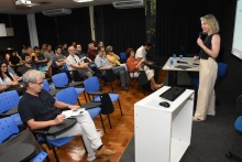 A profa. Jessica Rich, no evento realizado na sala K102. Fotógrafo Antônio Albuquerque.