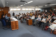 Na mesa, o Reitor pe. Anderson S.J. e o palestrante prof. Luíz Eloy Terena. Fotógrafo Antônio Albuquerque.