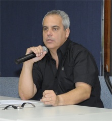 O Prof. Antonio Zuin, no Auditório Padre Anchieta.  Fotógrafo Antônio Albuquerque. Acervo do Núcleo de Memória.
