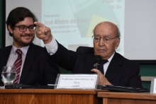 O Prof. Francisco de Guimaraens (JUR) e o Prof. José Afonso da Silva (USP), no auditório B6. Fotógrafo Antônio Albuquerque.