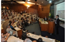 Palestra de Jeffrey Sachs no Auditório do RDC.  Fotógrafo Antônio Albuquerque. Acervo Núcleo de Memória.