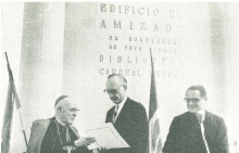 O Embaixador Erhenfried von Holleben, da Alemanha, quando recebia o diploma e a medalha Cardeal Leme, por ocasião da Benção do Edifício da Amizade e Biblioteca Cardeal Frings. 