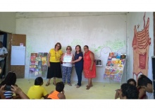 Cerimônia de entrega do certificado da premiação na Biblioteca do Lajão, comunidade dos Tabajaras. Fonte: divulgação.