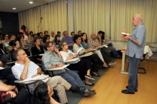 Palestra do Prof. Silviano Santiago. Fotógrafo Antônio Albuquerque. Acervo do Núcleo de Memória.